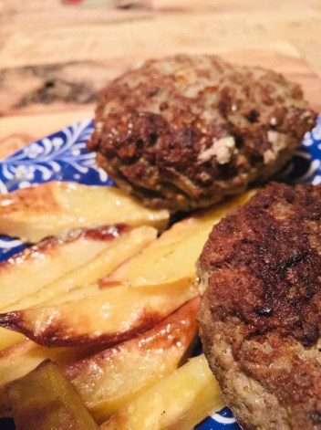 Biftekia Gemista – Griekse gehaktballen gevuld met feta en tomaat manouri