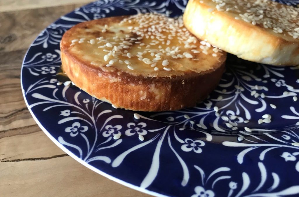 Manouri met honing en sesamzaadjes