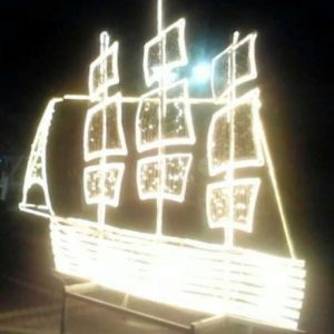 Griekse kersttraditie en versierde boten