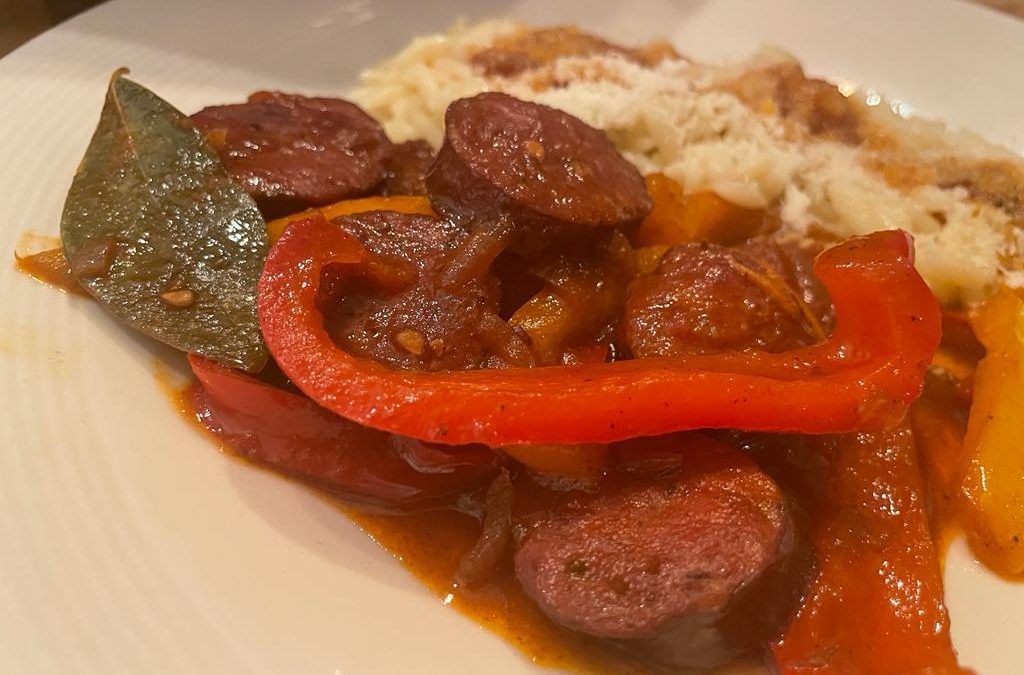 Spetsofai – Pittige Griekse worst met paprika & tomatensaus