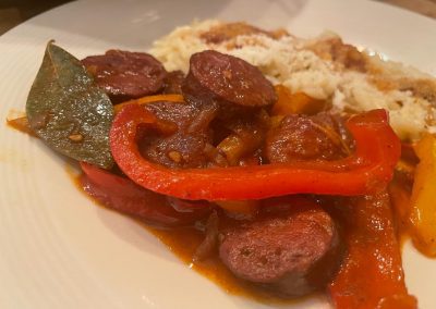 Spetsofai – Pittige Griekse worst met paprika & tomatensaus